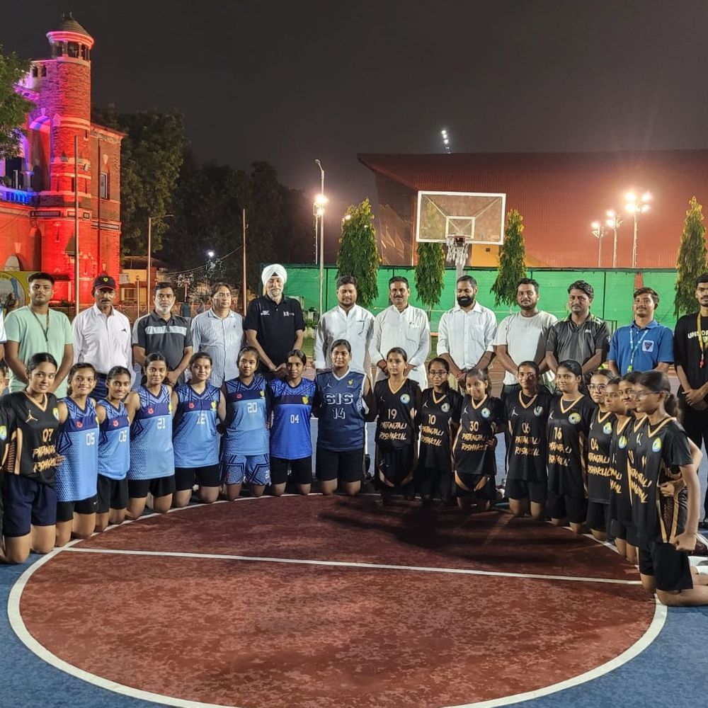 राष्ट्रीय खेल दिवस पर प्रयागराज में हुई बास्केटबॉल प्रतियोगिता:जॉर्डन अकादमी और स्पोर्ट्स कॉम्प्लेक्स ने जीते अंडर-18 खिताब