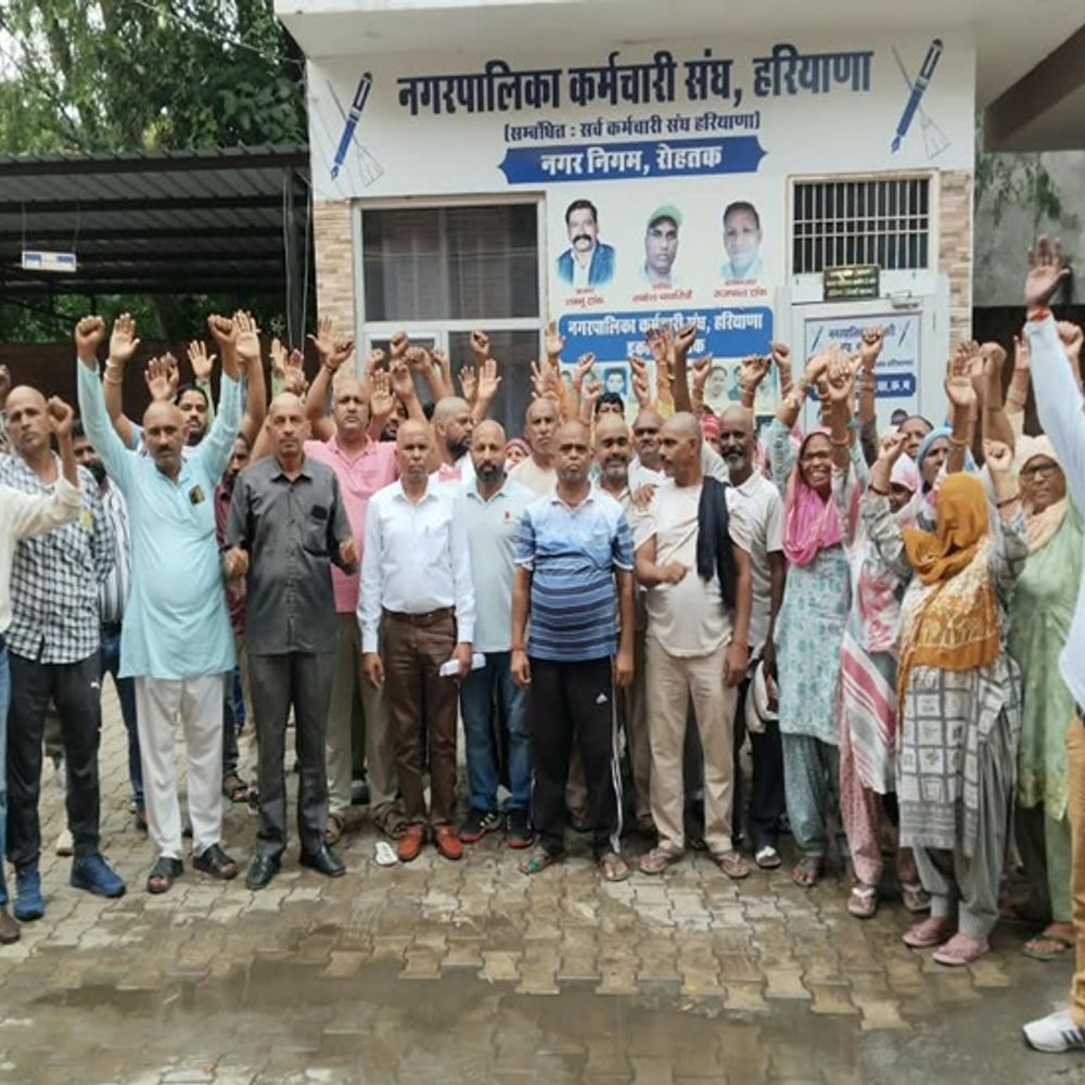 सरकार द्वारा नोटिस जारी करने पर भड़के सफाई कर्मचारी:रोहतक में जमकर की नारेबाजी, 13 मई का समझौता लागू करने की मांग