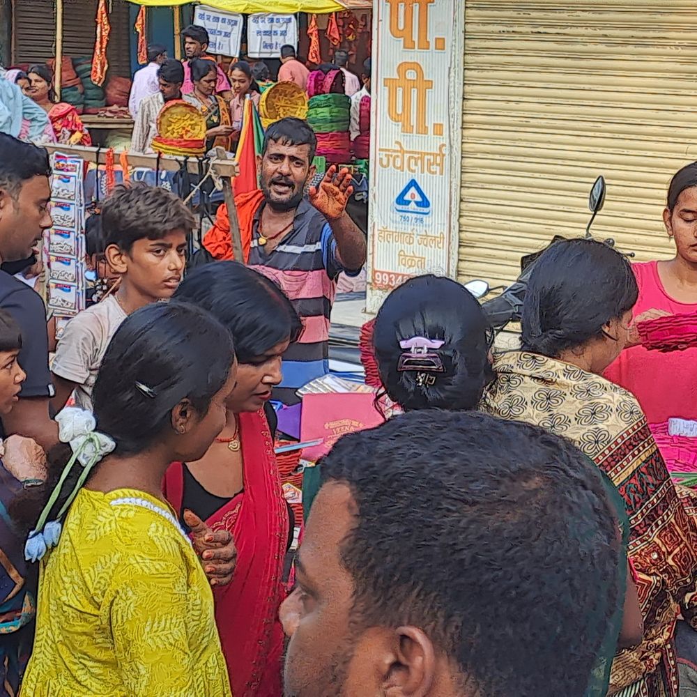 गोपालगंज में तीज की रौनक, बाजारों में सुहागिनों की भीड़:सुहाग के सामान से सजे बाजार, चूड़ी-साड़ी और पूजा सामग्री की खरीदारी
