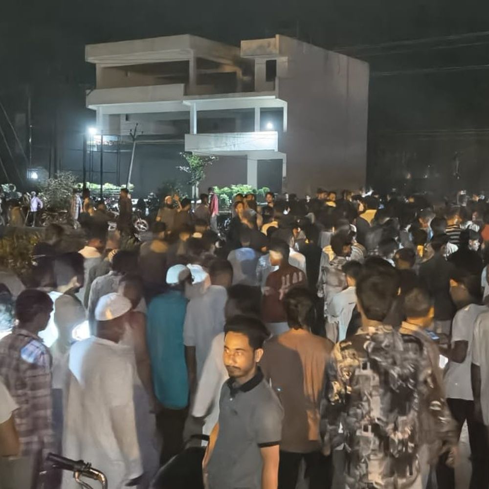 बिजली कटौती से परेशान ग्रामीणों ने उपकेंद्र घेरा:300 से 400 लोग पहुंचे, एक हफ्ते में सुधार न होने पर आंदोलन की चेतावनी