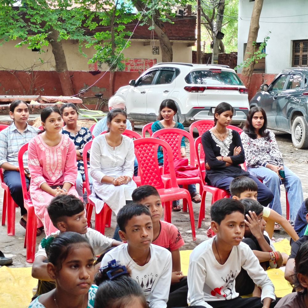 वाराणसी में भारत चेतना ट्रस्ट सम्मान समारोह:शिक्षक दिवस पर इंटर्न्स को सराहा, बच्चों ने हस्तनिर्मित कार्ड भेंट किए