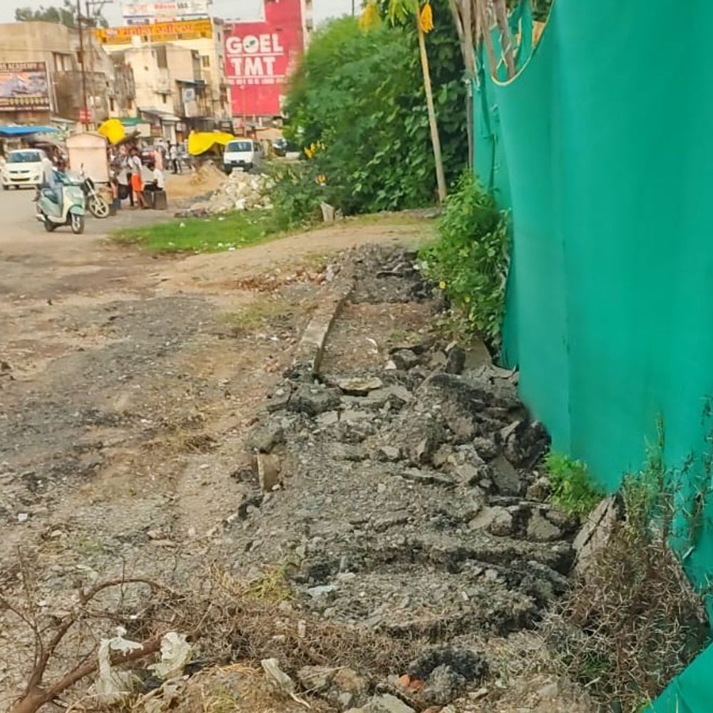 बिलासपुर में करोड़ों की स्मार्ट रोड रात में खोदी:निगम कमिश्नर बोले- शासकीय संपत्ति को नुकसान पर FIR होगी, रिपोर्ट मांगी; CCTV से पहचान