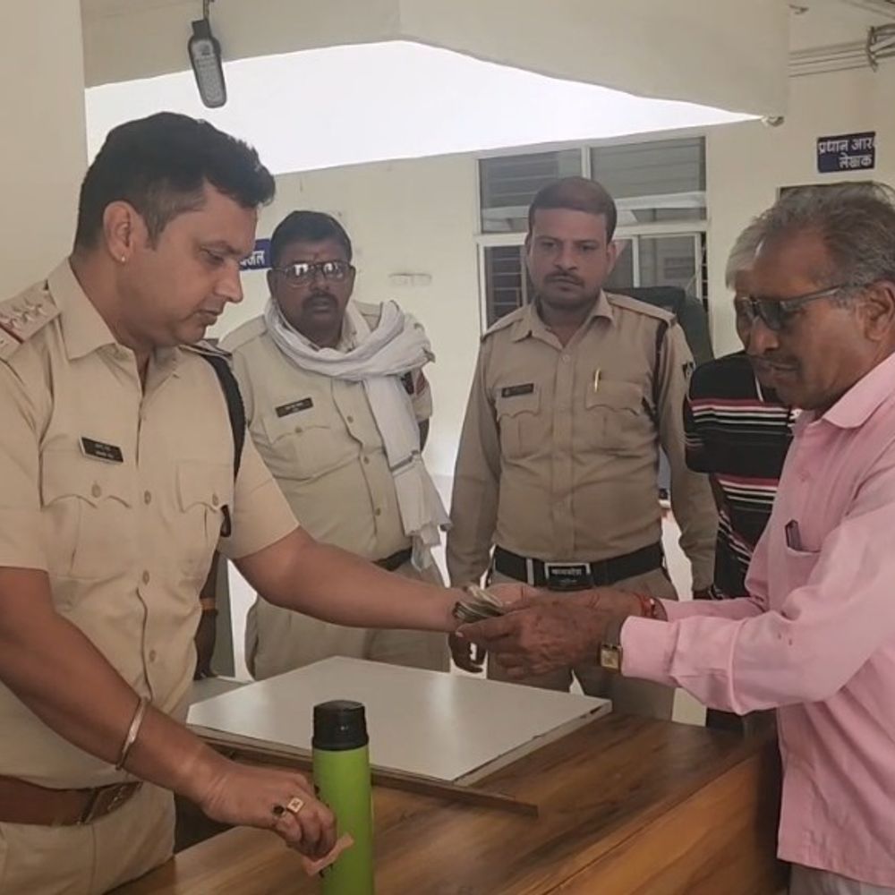 विदिशा में व्यक्ति की जेब से गिरे 50 हजार रुपये:CCTV की मदद से 48 घंटे में मिले, पुलिस ने लौटाई पूरी रकम