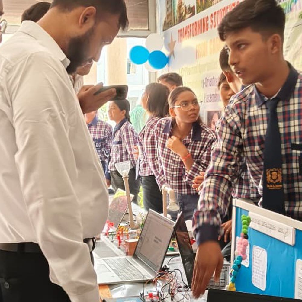 लखनऊ में इंजीनियर्स डे पर प्रदर्शनी:छात्रों ने बनाए आधुनिक मॉडल, व्यावहारिक ज्ञान देखकर शिक्षक हुए खुश