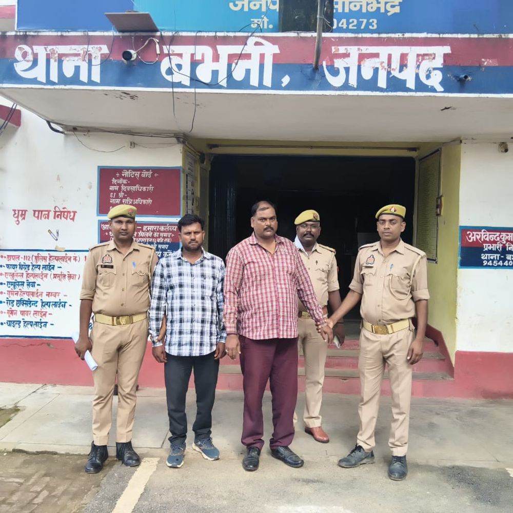 सोनभद्र में ठगी करने वाले गिरोह के 2 सदस्य गिरफ्तार:काले कागज के बंडल को केमिकल से असली नोट बनाने का देते थे झांसा; नकदी समेत सामान बरामद