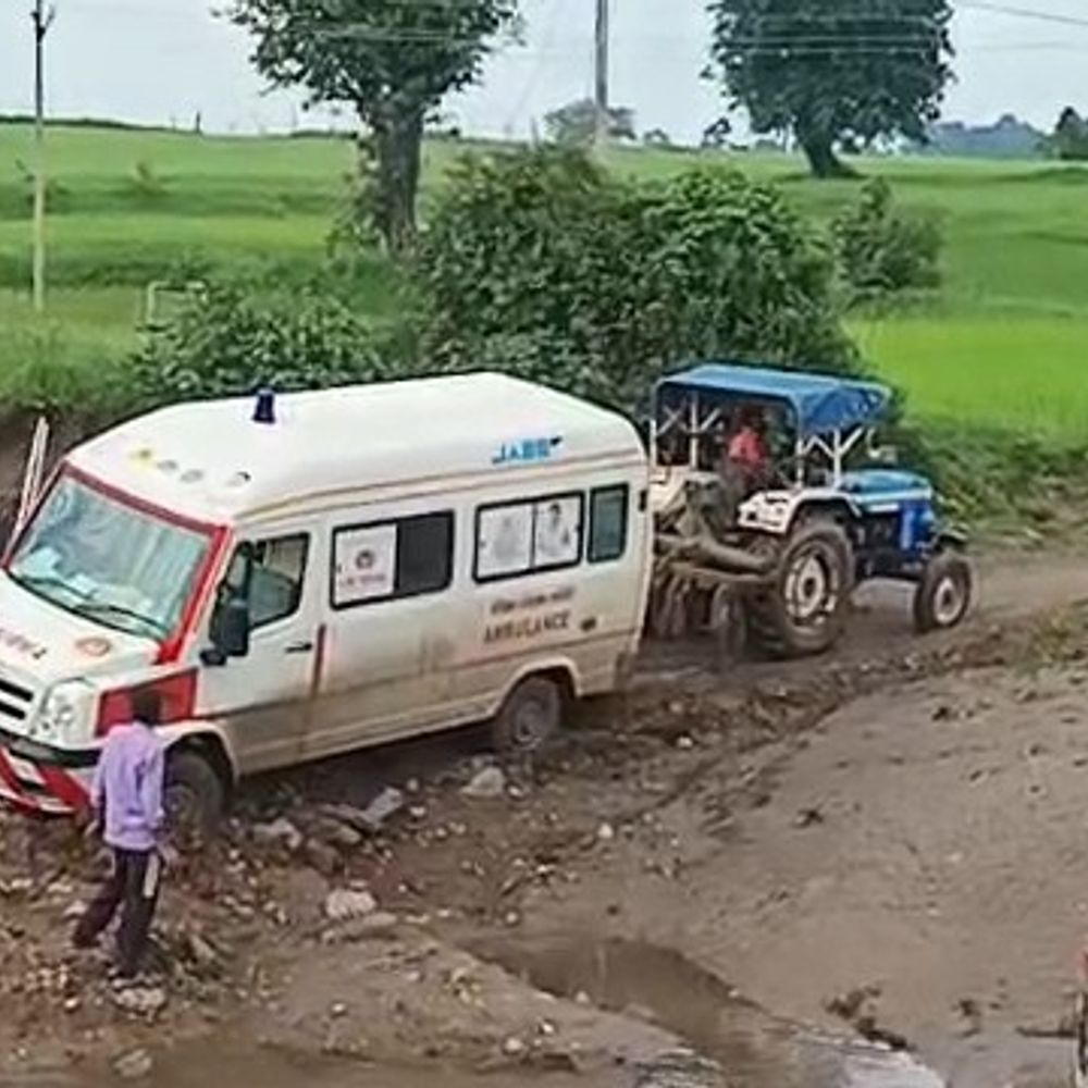 मंडला के सेदा-मजगांव मार्ग पर नाले में फंसी एंबुलेंस:मरीज को दूसरी गाड़ी से अस्पताल भेजा; सड़क निर्माणाधीन, टूटी डायवर्जन पुलिया पर आवागमन