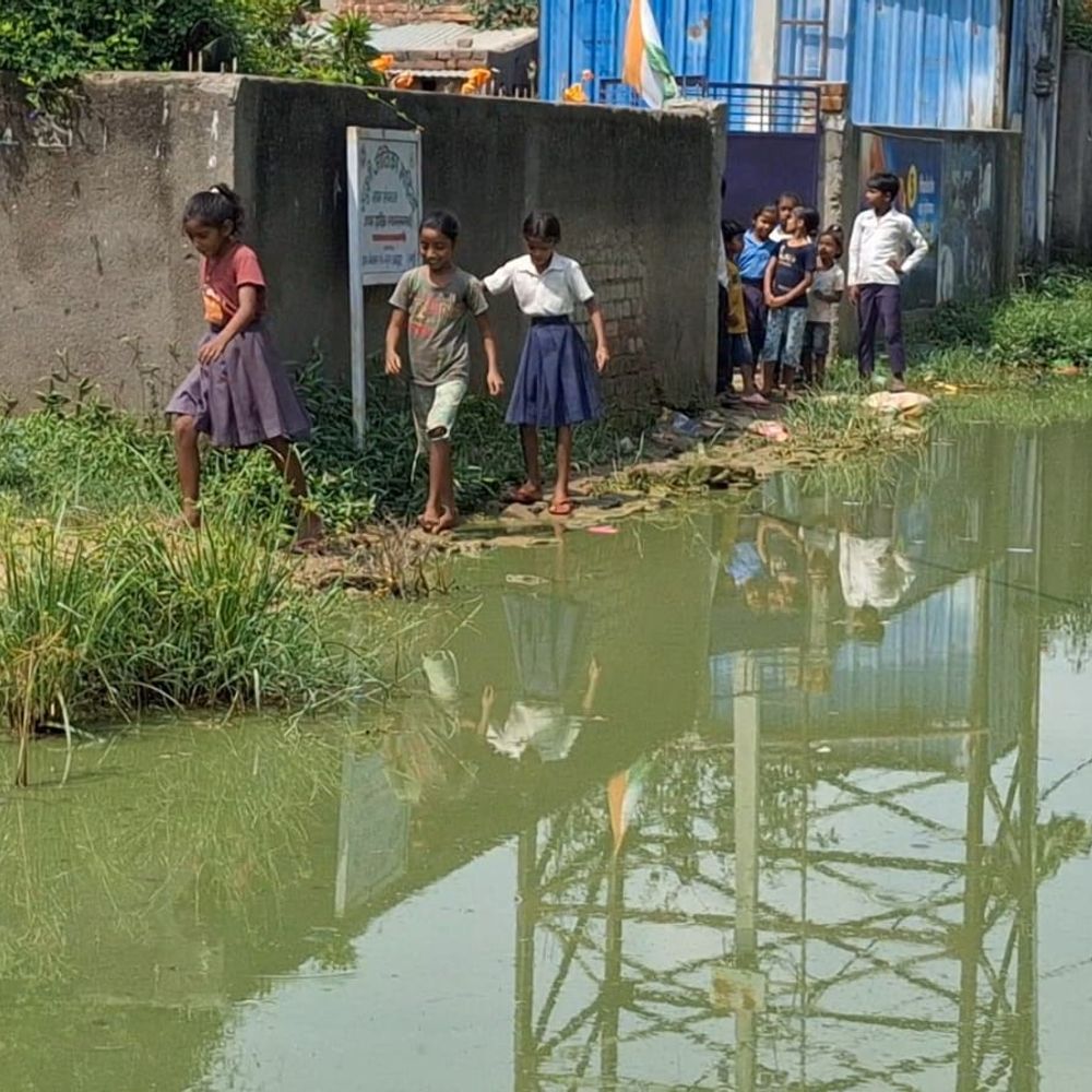 प्राइमरी स्कूल के पास 1 साल से जमा पानी:जमुई में बदबू-मच्छरों से ग्रामीण परेशान, CO पर आवेदन फेंकने का आरोप; SDO से शिकायत