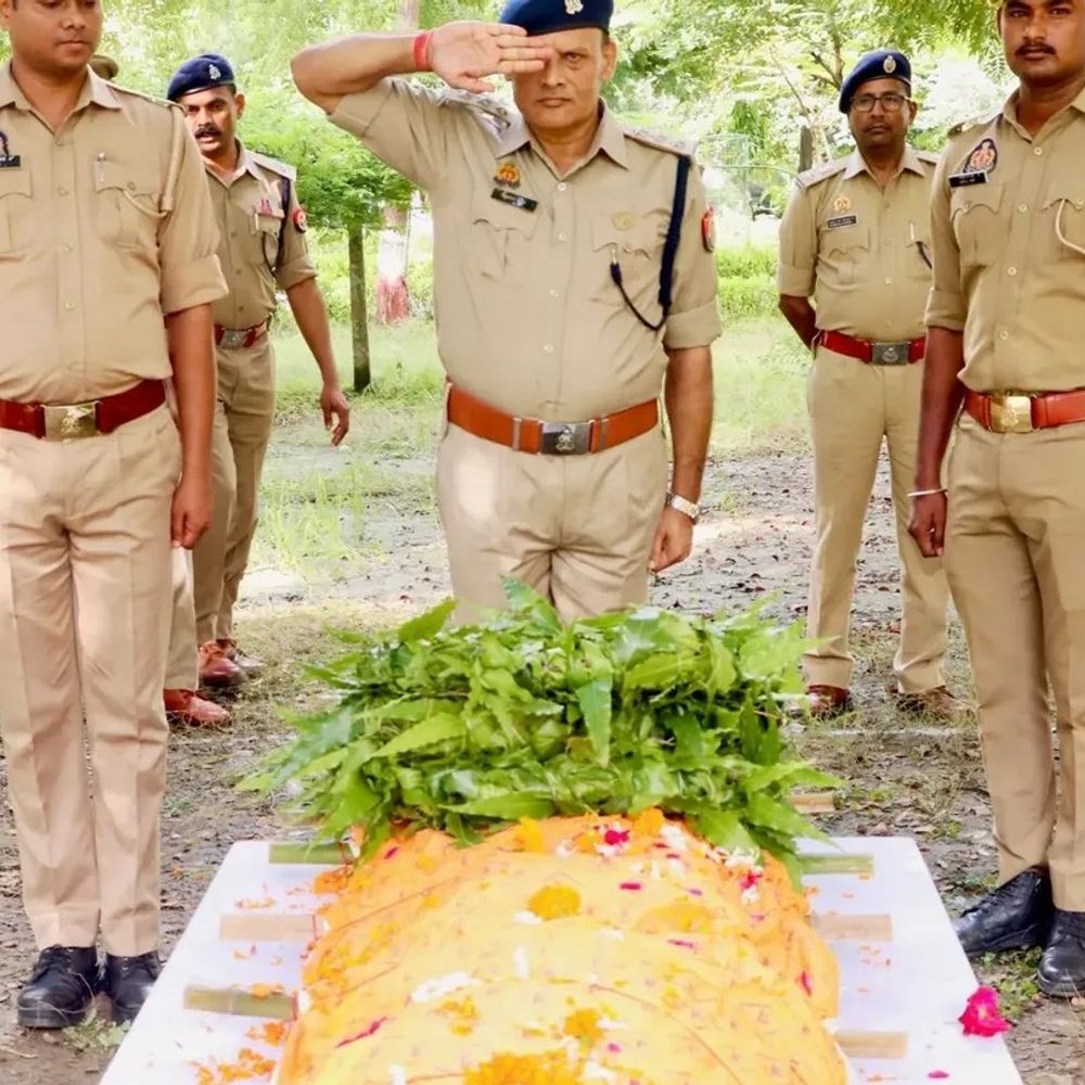 मुख्य आरक्षी जितेंद्र कुमार को श्रद्धांजलि:श्याम नगर पीएसी में गार्ड ऑफ ऑनर देकर पार्थिव शरीर कन्नौज रवाना