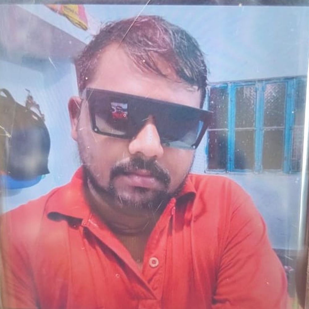 कोडरमा में खराब वाहन से टकराकर युवक की मौत:ओवरटेक करते समय पुल पर खड़ी पिकअप वैन से भिड़ी बाइक, हेलमेट नहीं पहना था