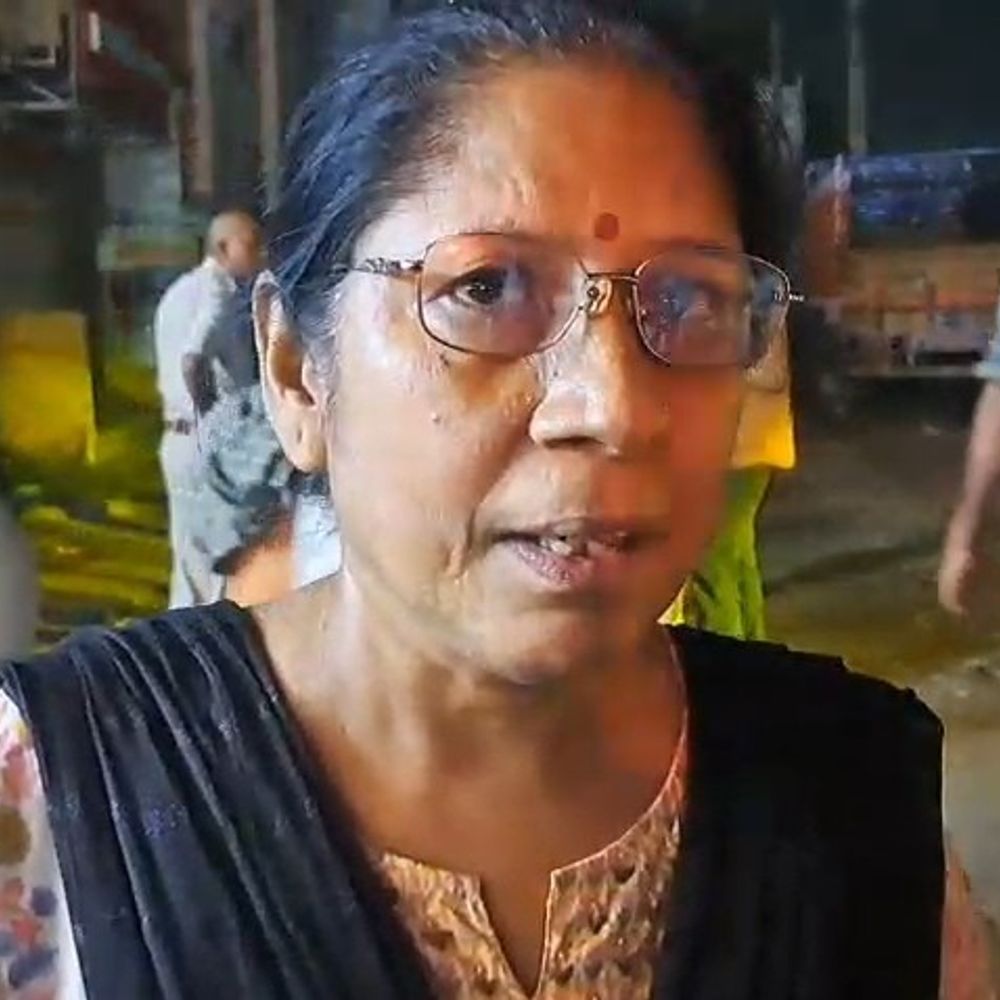 जमुई में अधिवक्ता की पत्नी से बीच बाजार चेन झपटी:लिबर्टी शोरूम के पास हुई वारदात, चेन पकड़ने पर कुछ हिस्सा हाथ में रहा