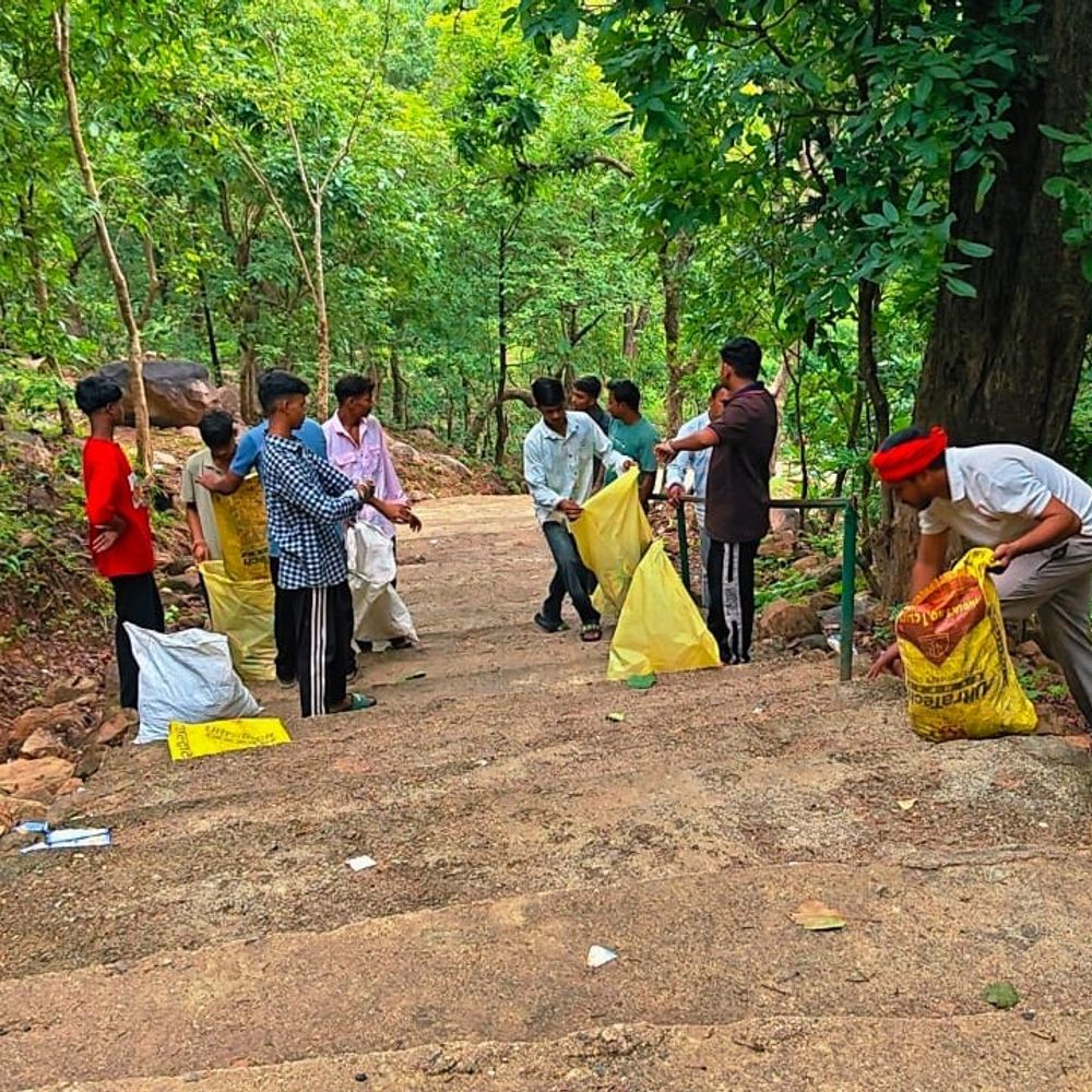 कट्ठीवाड़ा झरने पर युवाओं ने चलाया सफाई अभियान:10 से ज्यादा थैलियों में कचरा जुटाया; पर्यटकों से प्लास्टिक न फेंकने की अपील