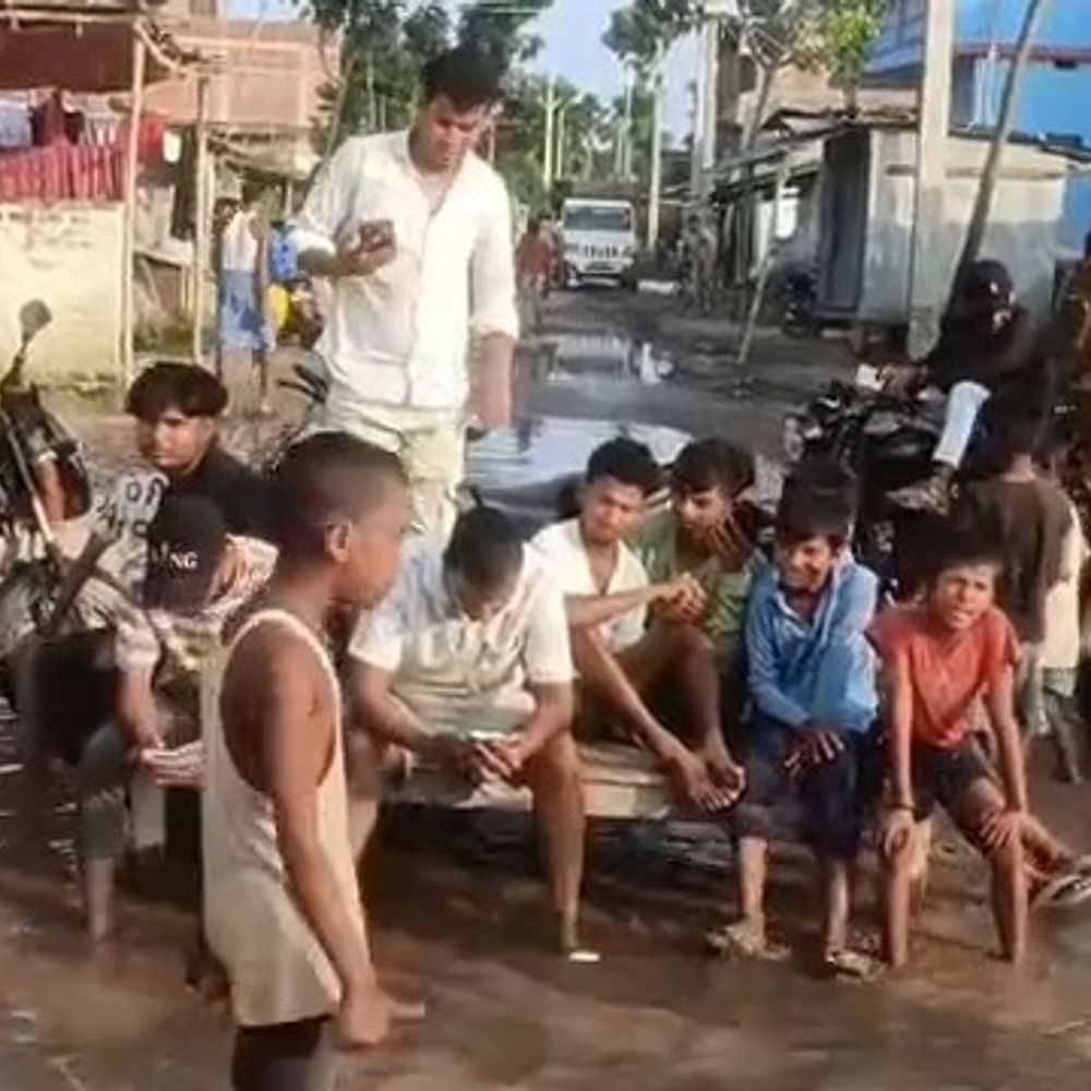 मिसरौलिया चौक पर सड़क की बदहाली से लोग परेशान:बांस-बल्ला लगाकर प्रोटेस्ट, प्रशासन और जनप्रतिनिधियों के खिलाफ नारेबाजी