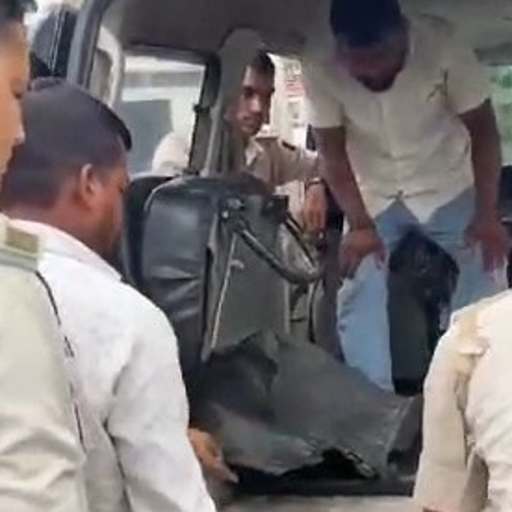तहखाने में छिपाकर ले जा रहे थे 576 बोतल शराब:गोपालगंज में 2 लाख की अंग्रेजी शराब मिली, स्कॉर्पियो समेत दो तस्कर गिरफ्तार