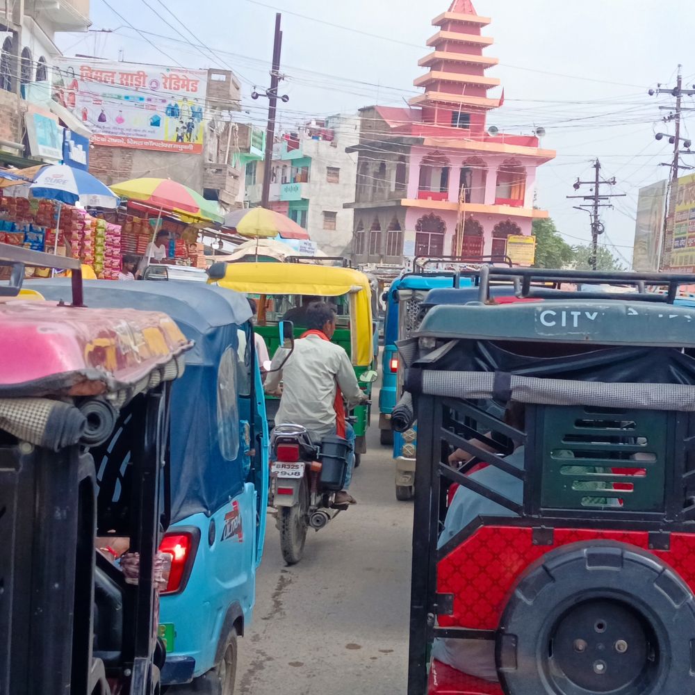 मधुबनी के स्टेशन चौक पर लगा लंबा जाम:राहगीर और विद्यार्थी हुए परेशान, ट्रैफिक नियम तोड़ने वालों पर होगी कार्रवाई