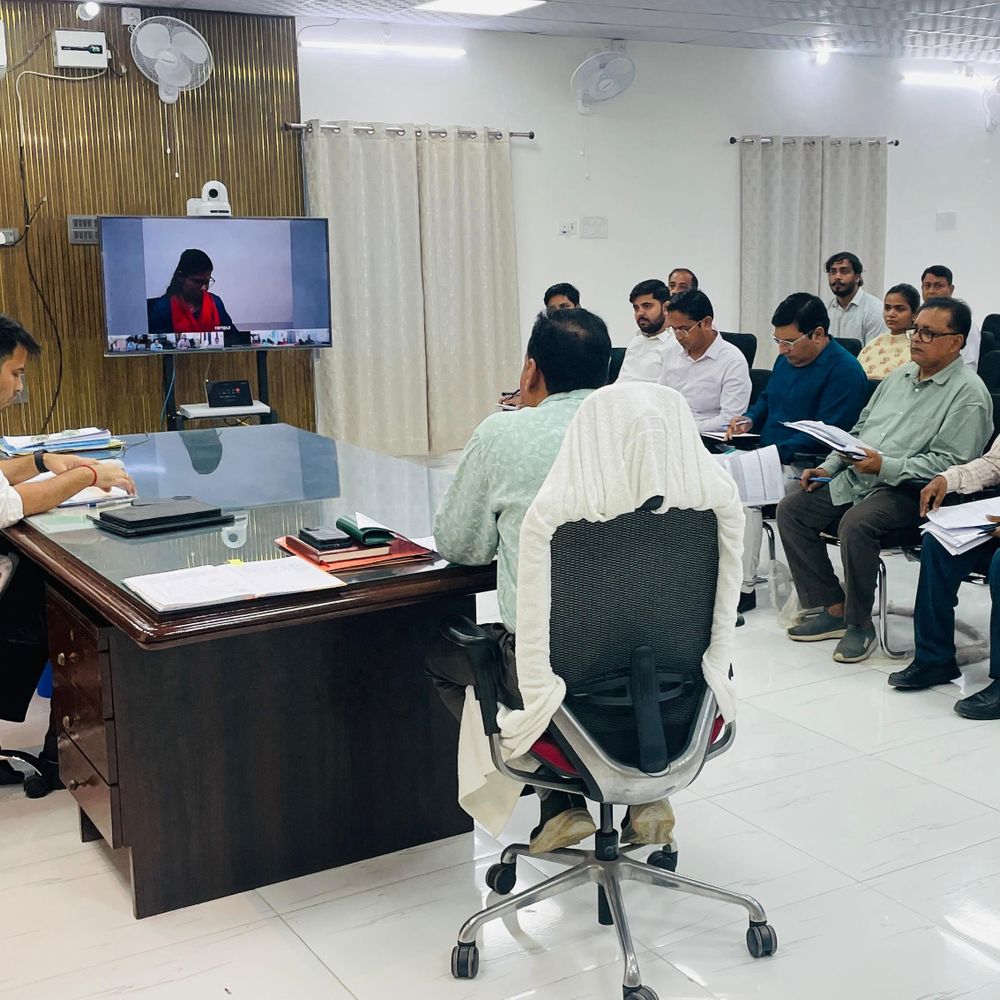 कैमूर DM ने भारतमाला, नेशनल हाईवे भू-अर्जन की रिव्यु की:पेंडिंग मुआवजा मामलों का तुरंत और ट्रांसपेरेंसी भुगतान करने का आदेश