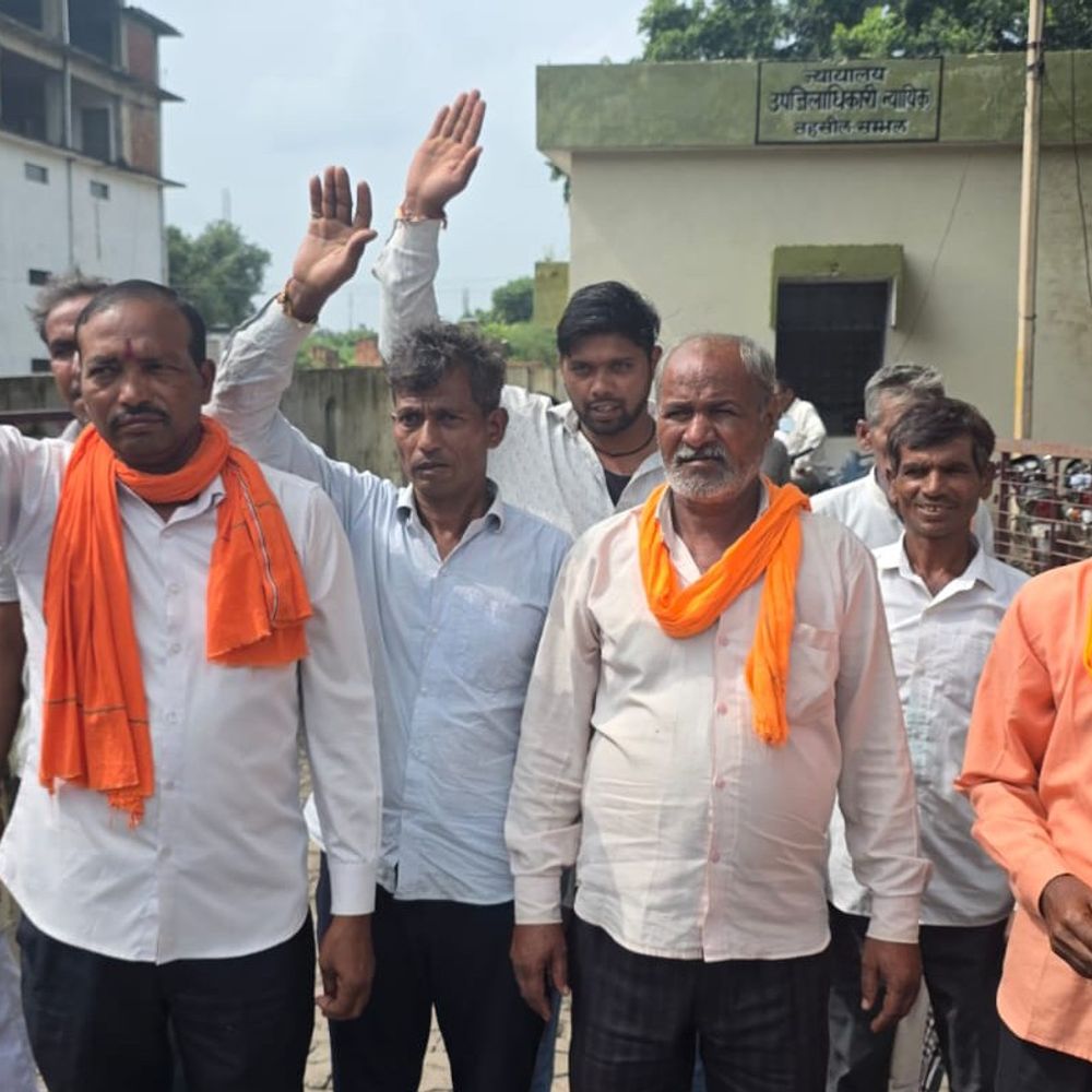 मंदिर की जमीन पर कब्जे की कोशिश का आरोप:ग्रामीणों ने एसडीएम को ज्ञापन सौंपा, पैमाइश रोकने की मांग की