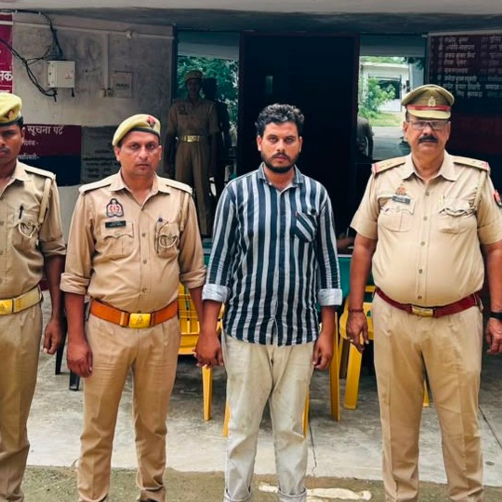 लाइसेंस रद्द होने पर भी चल रही थी पटाखा फैक्ट्री:कौशांबी प्रकरण के बाद हुई छापेमारी, 2650 मिर्ची पटाखों के साथ एक गिरफ्तार