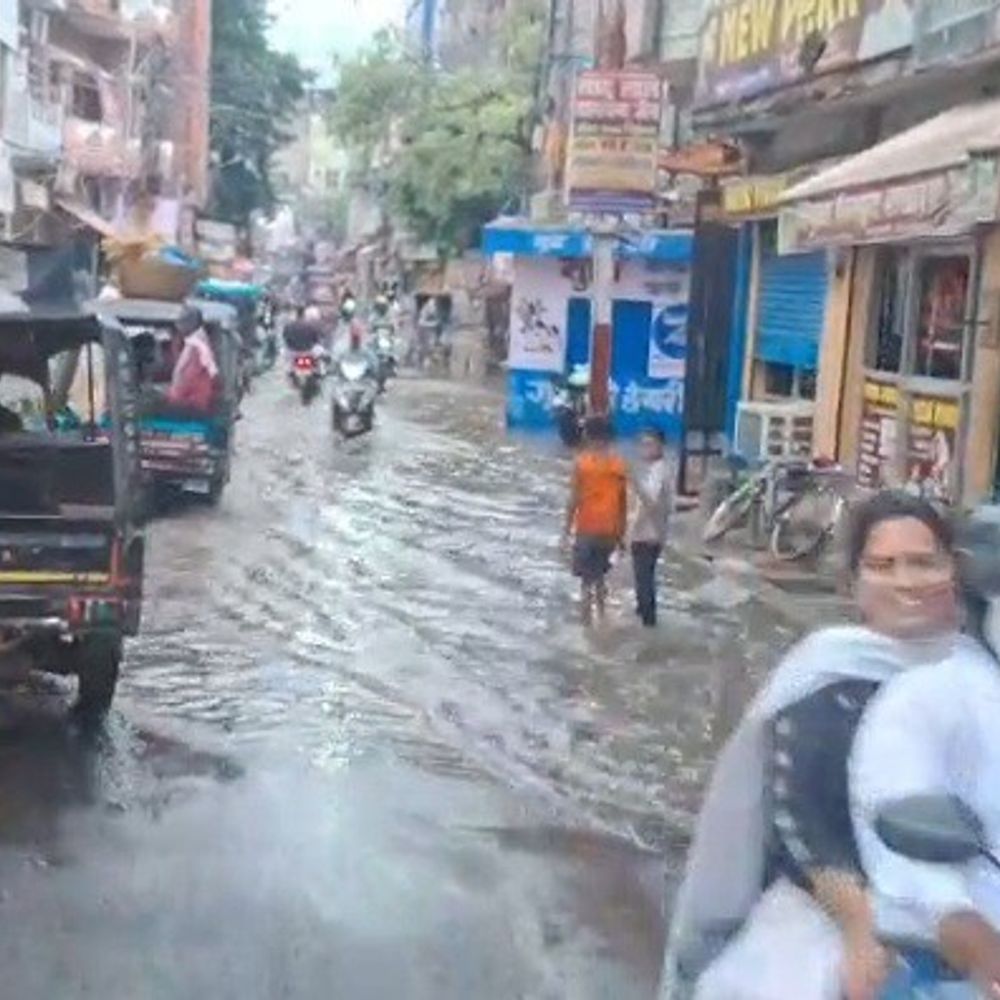 गयाजी में आधे घंटे की बारिश से सड़क पर जलजमाव:रामसागर-चांदचौरा मार्ग पर पानी, इसी रास्ते से श्रद्धालुओं का आना-जाना होता