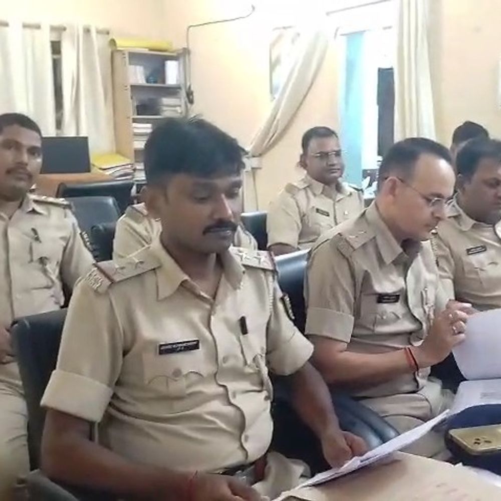 एएसपी-‘फरार अपराधियों को जल्द पकड़ें’, बथनाहा में क्राइम मीटिंग:सीतामढ़ी में बोले-‘संवेदनशील मामलों में लापरवाही नहीं बरतें’