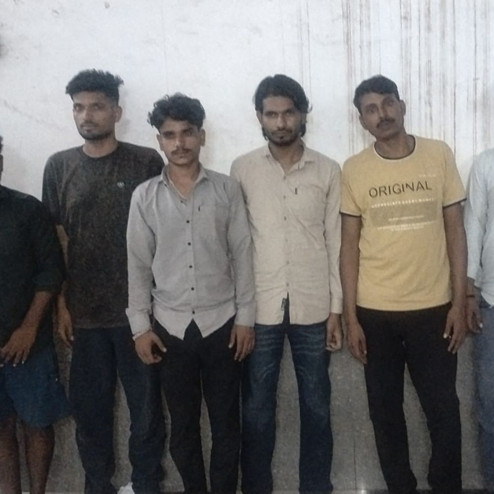 घाटमपुर के पतारा में 8 जुआड़ी गिरफ्तार:मोबाइल की रोशनी में जुआ खेलते पकड़े गए