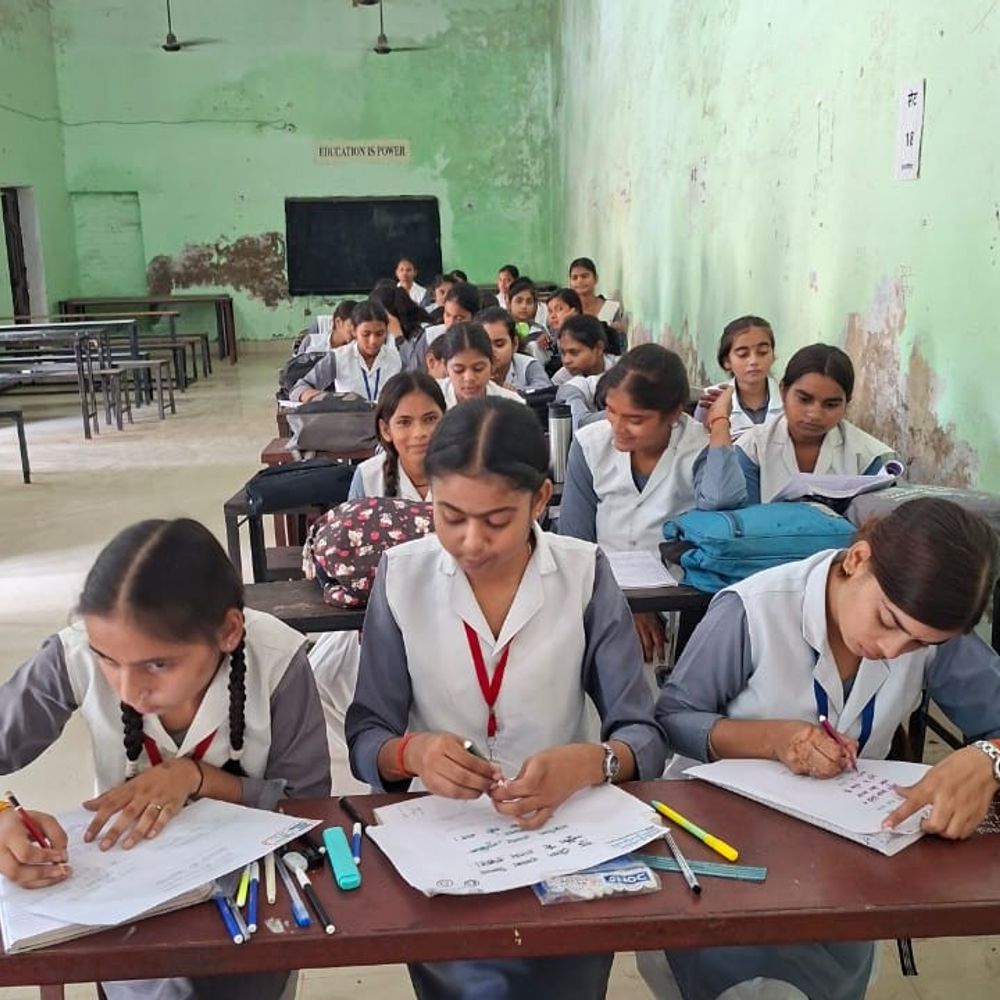 आयुर्वेद दिवस पर औरैया में छात्रों ने दिखाई प्रतिभा:निबंध, पोस्टर और पेंटिंग प्रतियोगिताएं हुईं संपन्न