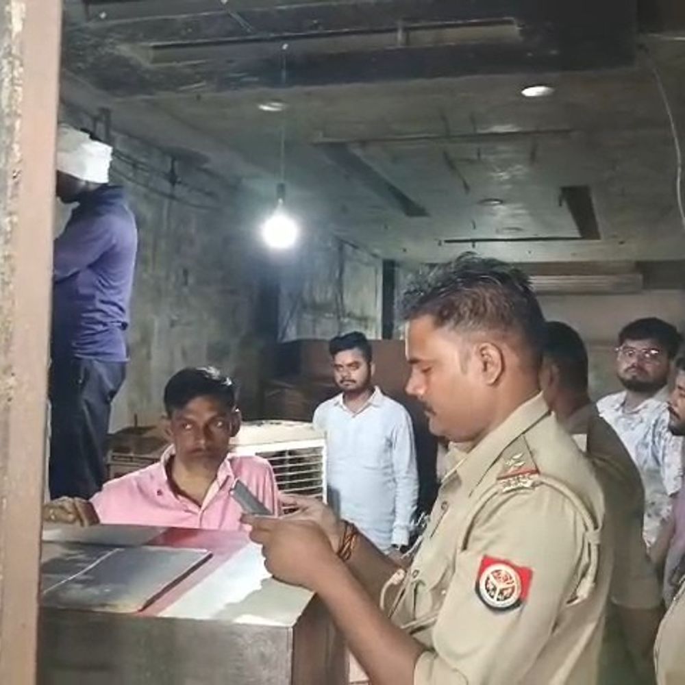 छत का दरवाजा तोड़कर शराब की दुकान में घुसे चोर:चंदौली में 1.20 लाख कैश और CCTV कैमरे ले गए, सेल्समैन को बिखरा मिला सामान