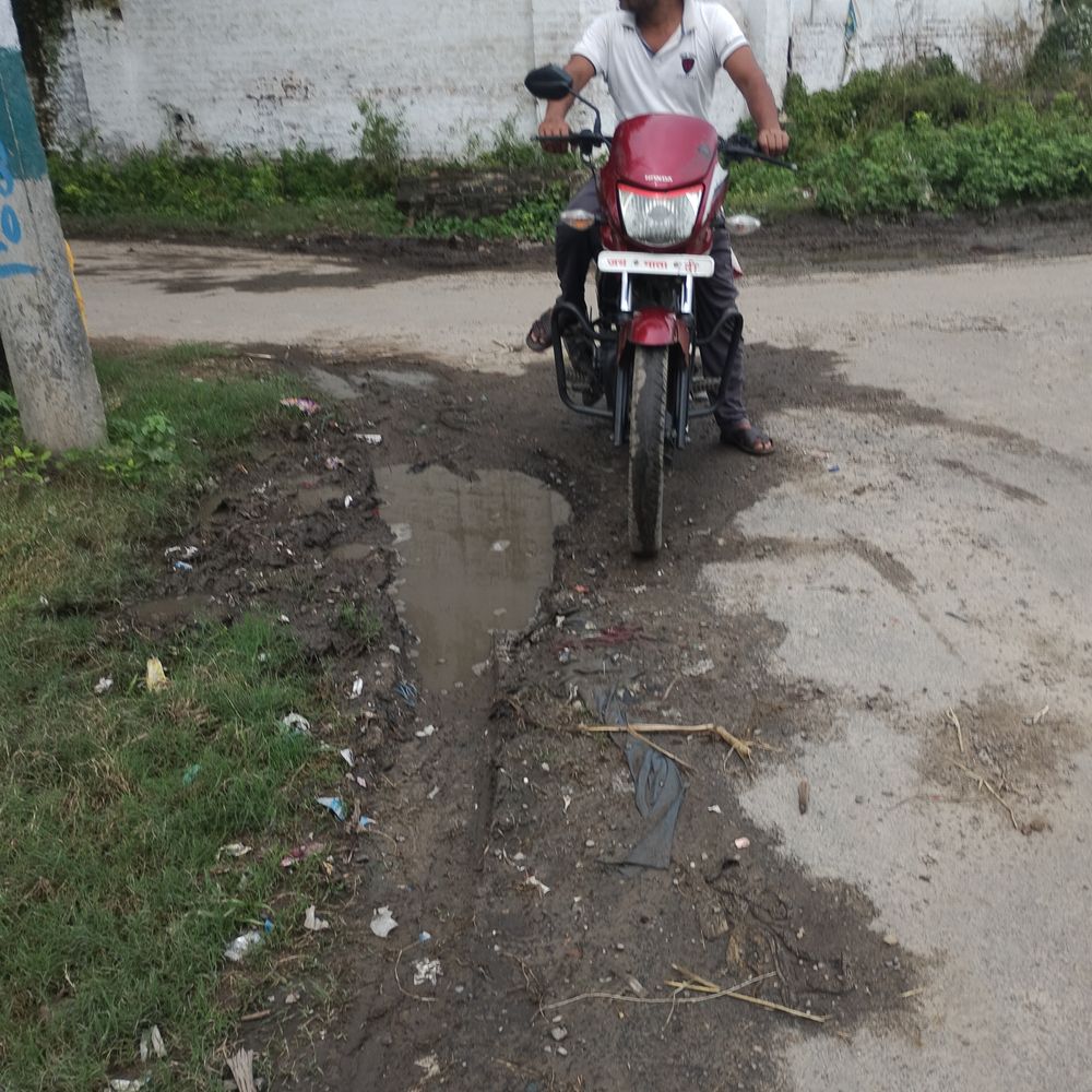 लखीमपुर खीरी का काकोरी मार्ग एक साल से जर्जर:डेढ़ किलोमीटर सड़क पर गड्ढों से आवागमन ठप, PWD ने सुधार का आश्वासन दिया