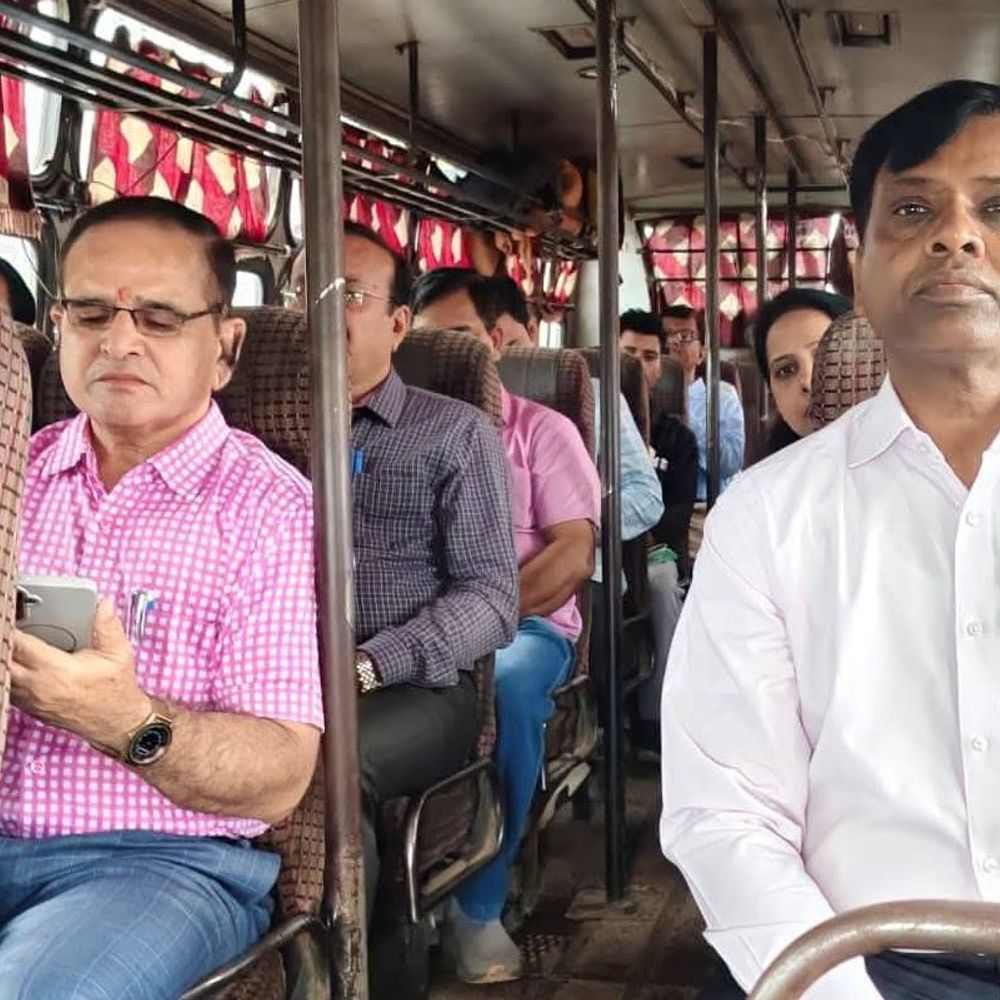 कलेक्टर जिस बस से जन विश्वास कार्यक्रम में पहुंचे:रीवा में उसी को करा दिया सीज; RTO ने भी फिटनेस निरस्त किया