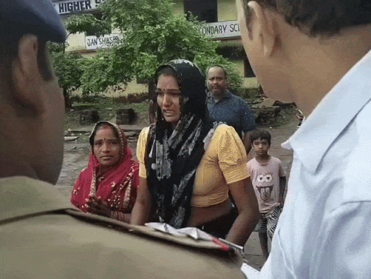 कलेक्टर ने तहसीलदार से कहा- ज्यादा उड़ रहे हो तुम:बोले- अभी जमीन में उतार दूंगा; शर्म करो, तुम्हारे नाम से लोग रो रहे हैं