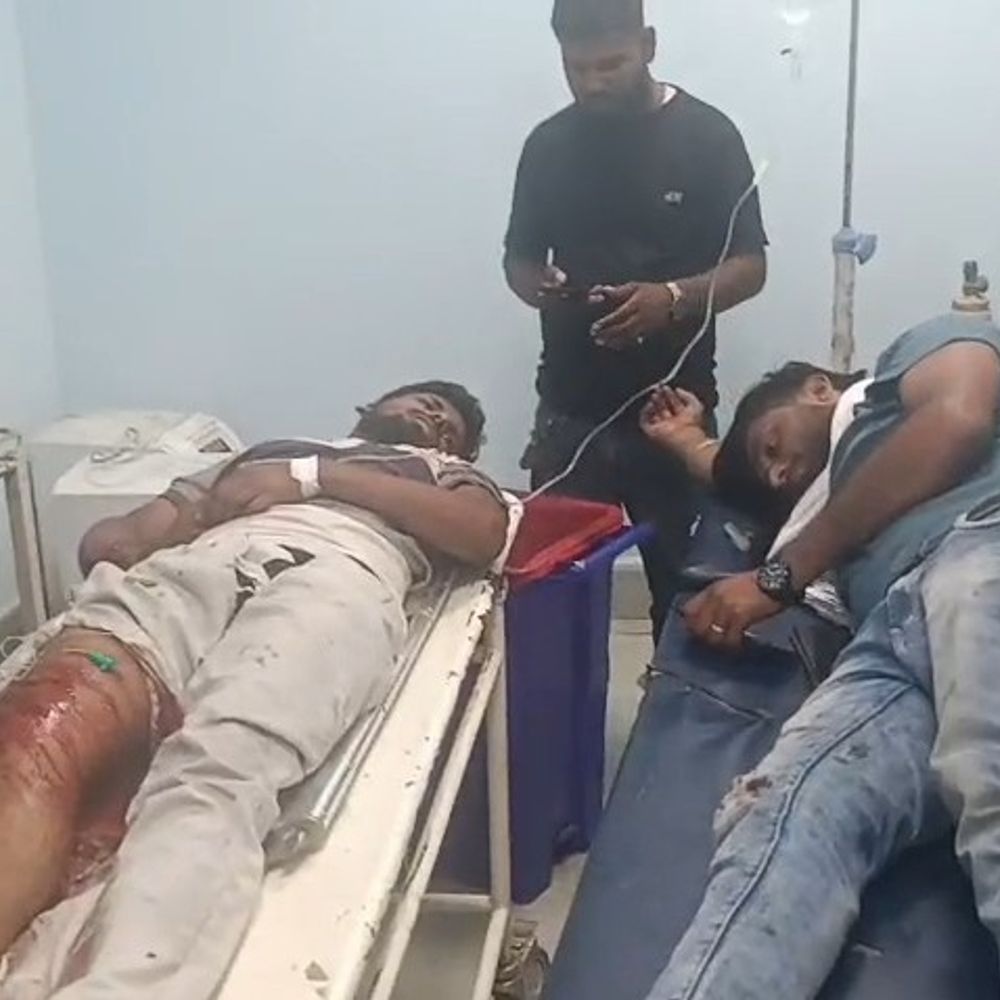 2 बाइक की भिड़ंत में 3 लोग गंभीर घायल:चनावे गांव के पास हुआ एक्सीडेंट; एक गोरखपुर रेफर, 2 का अस्पताल में इलाज जारी