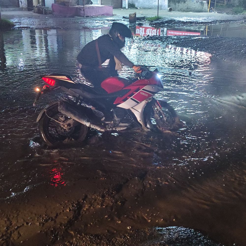 अज्ञात वाहन ने बाइक सवारों को टक्कर मारी:ग्रेटर नोएडा में एक युवक की मौके पर मौत, दूसरा गंभीर रूप से घायल