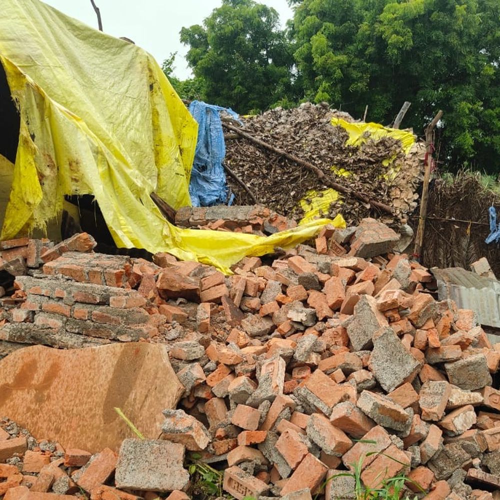 राशन गड़बड़ी पर सेल्समैन का अवैध मकान ढहाया:बड़ोखरा में कलेक्टर के निर्देश पर हुई कार्रवाई, 6 विक्रेता जेल भेजे गए