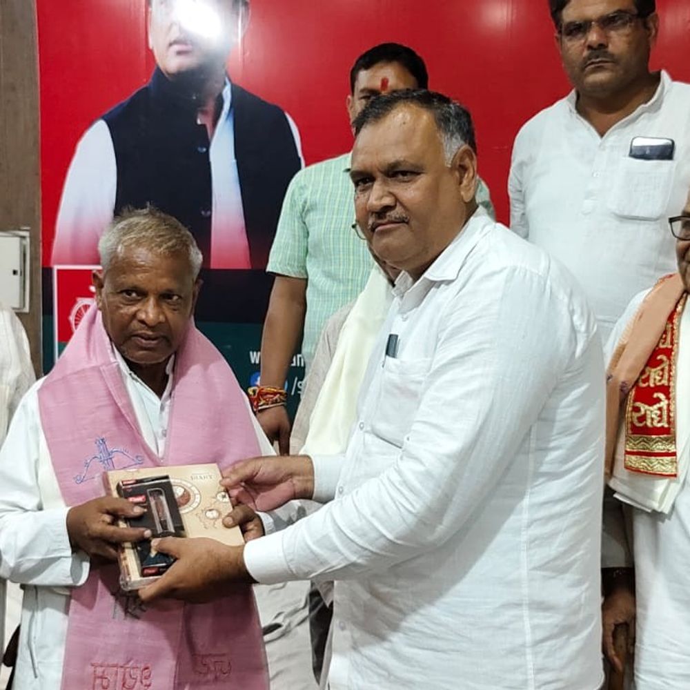 मैनपुरी सपा कार्यालय पर शिक्षक दिवस मना:डॉ. सर्वपल्ली राधाकृष्णन की जयंती पर कई शिक्षकों को ‘समाजवादी शिक्षक रत्न’ से नवाजा