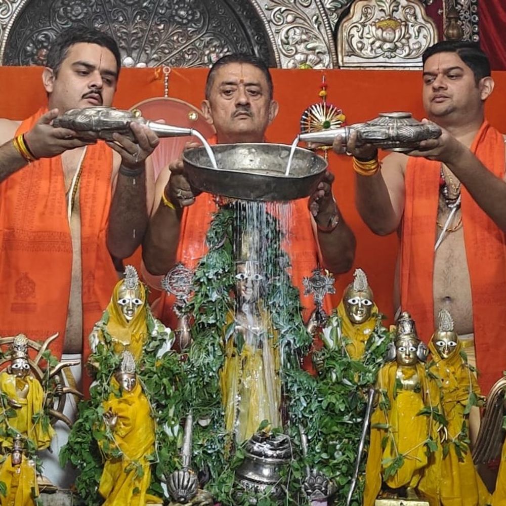 शिवाला मंदिर में धूमधाम से मनाई गई कृष्ण जन्माष्टमी:शंखनाद और महाआरती के साथ गूंजे जन्म सोहर गीत