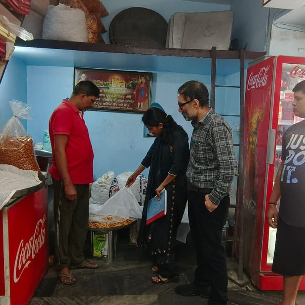 कपूरथला में गंदगी पर 1 चालान, 2 को इम्प्रूवमेंट नोटिस:फूड सेफ्टी विंग ने 5 मिठाई व बेकरी यूनिट्स की जांच, मानको पर दी चेतावनी