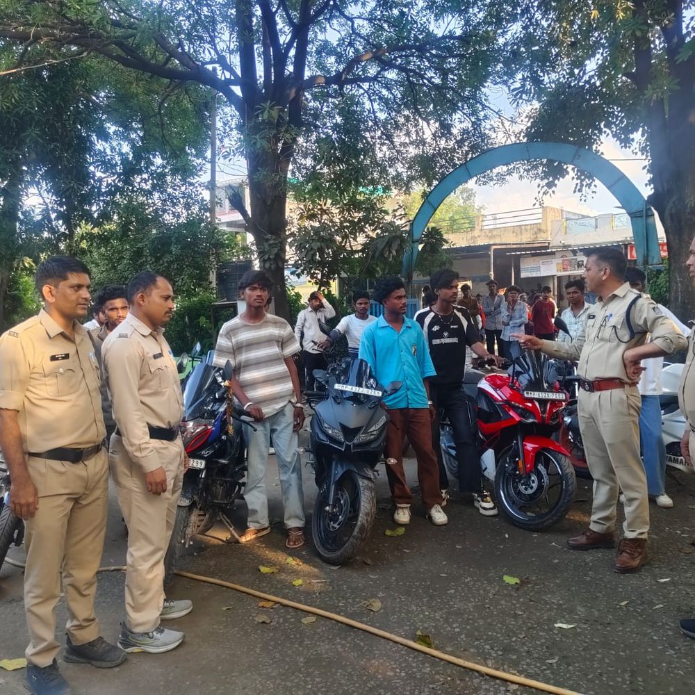 झाबुआ में ‘ऑपरेशन मर्यादा’, 339 लोगों पर कार्रवाई:महिलाओं की सुरक्षा और ट्रैफिक नियमों पर सख्ती; स्कूल-कॉलेज के आसपास गश्त बढ़ाई