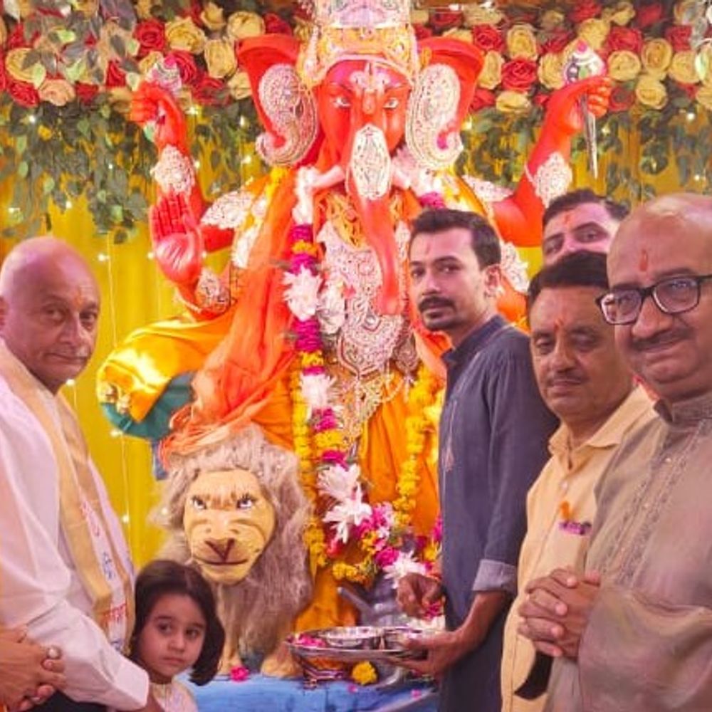 यहियागंज के बिहारी जी मंदिर में ‘लक्ष्मणपुर के राजा’का आगमन:गणेश उत्सव के तहत ढोल-नगाड़ों से स्वागत, श्री गणेश युवा मंडल कर रहा आयोजन