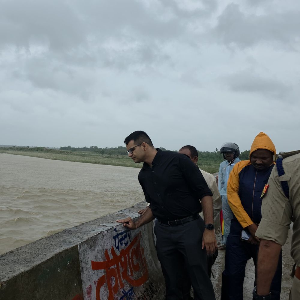 मूसलधार बारिश में डीएम ने तीनों तहसीलों का दौरा किया:जमीनी हालात का जायजा लिया, बिजली-पानी-आवागमन बहाली के निर्देश दिए