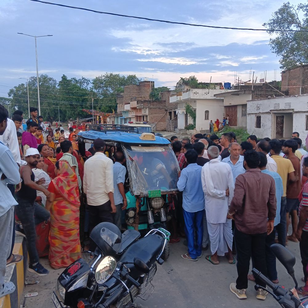 नवविवाहिता की मौत, GMCH गेट पर शव रख प्रोटेस्ट:बेतिया में परिजनों ने लगाया दहेज हत्या का आरोप