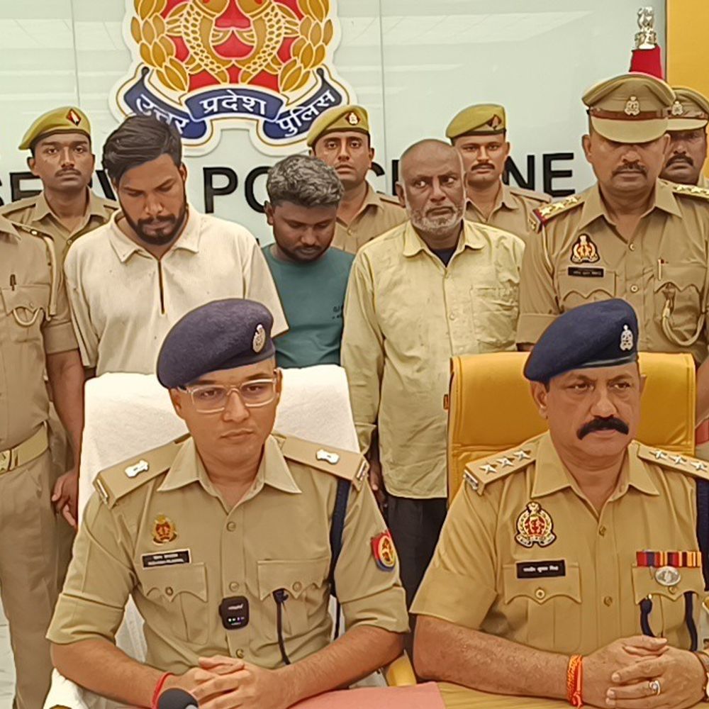 मिर्जापुर ले जाकर स्क्रैप बेचने के बाद ट्रक कटवाया:फर्जी दस्तावेजों से स्क्रैप लदा ट्रक कब्जाने का खुलासा, तीन गिरफ्तार; बाइक बरामद