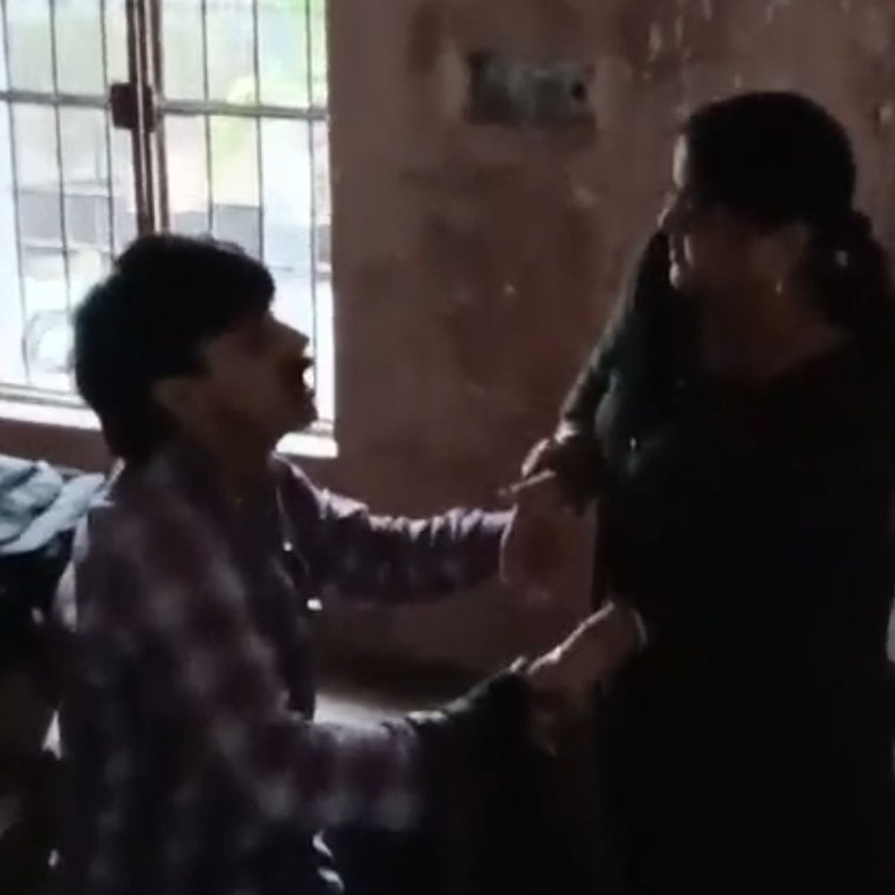 कोंच तहसील में महिला से मारपीट, हाथ में फ्रैक्चर:मुकदमे की तारीख पर आई थी, वीडियो सामने आने के बाद आरोपी पर FIR