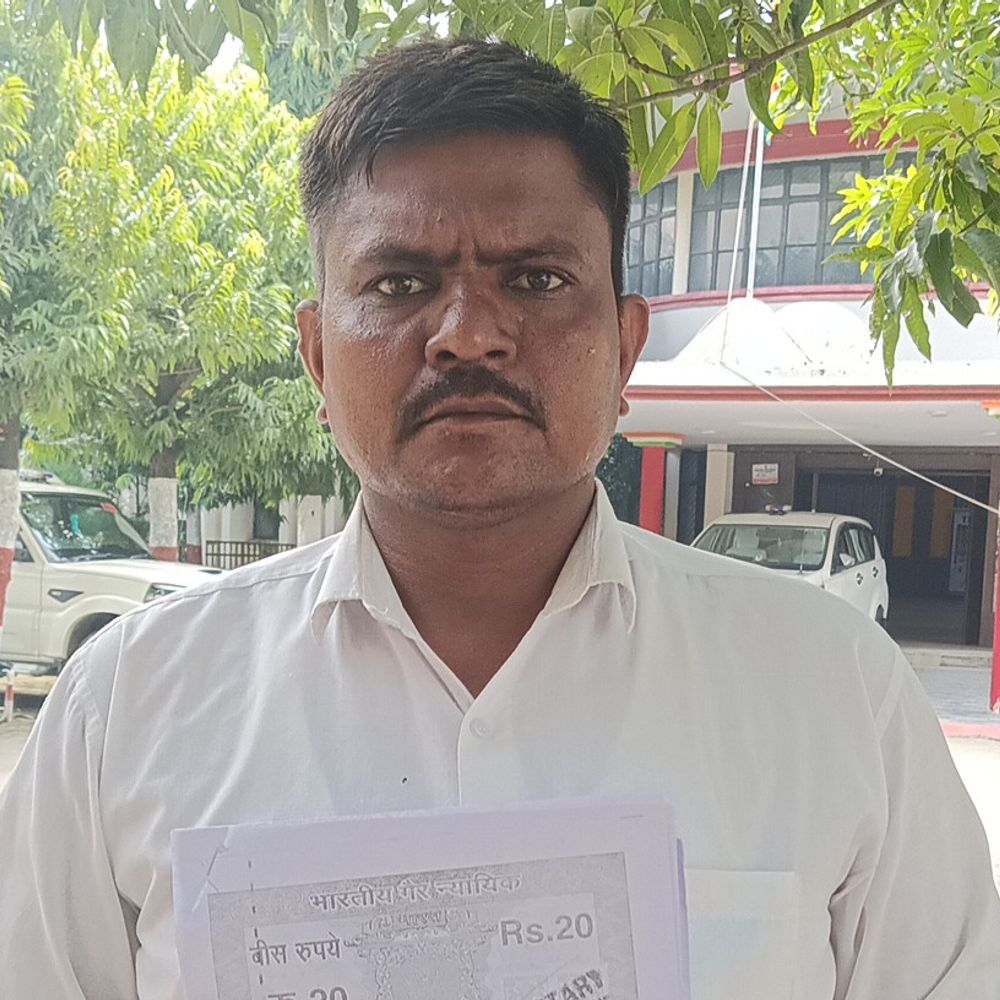 कोटेदार पर मनरेगा मजदूरी और राशन चोरी का आरोप:महाराजगंज में ग्रामीण ने डीएम से की शिकायत, कोटा रद्द करने की मांग