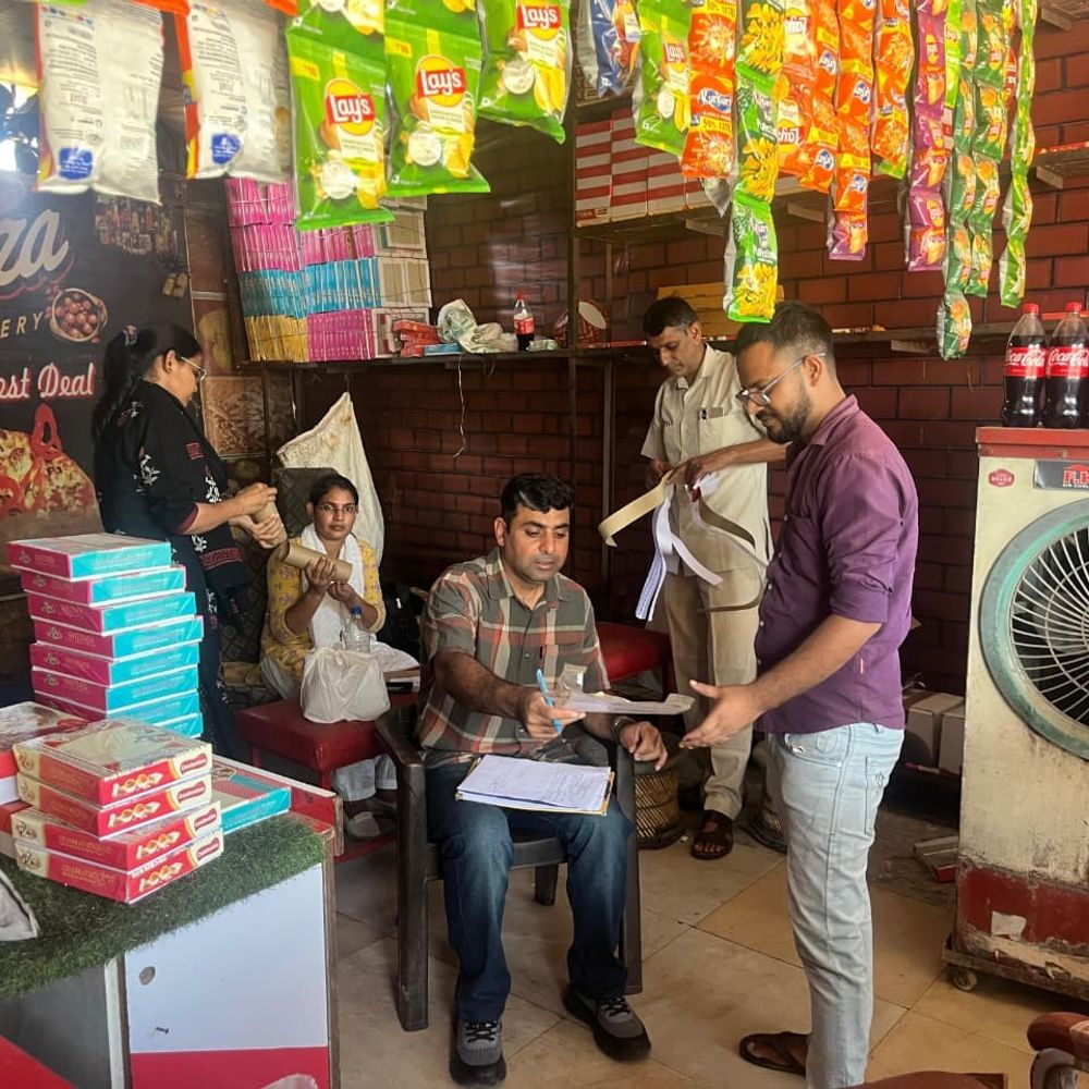 खैरथल में 45 किलो दूषित मिठाई नष्ट:चिकानी-बहादुरपुर में तीन दुकानों से लिए सैंपल, साफ-सफाई ठीक नहीं मिली