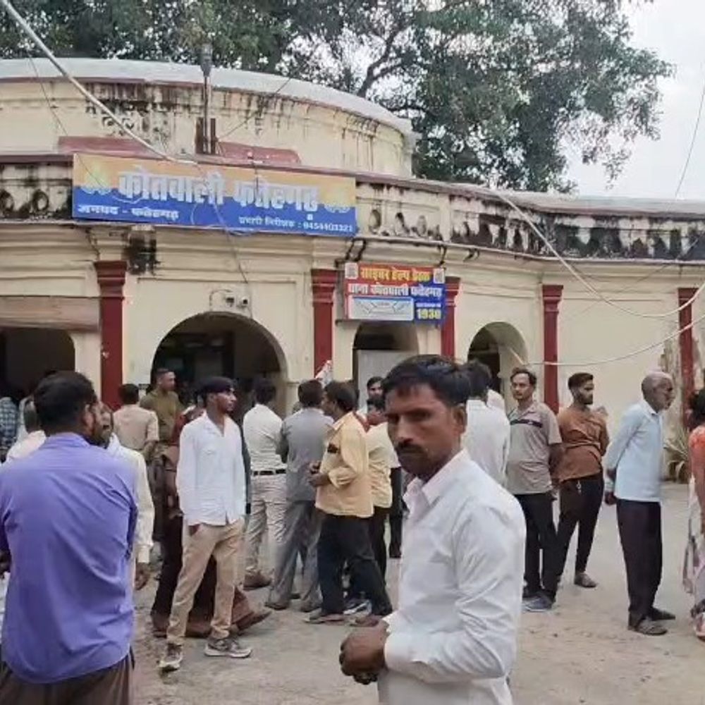 युवक की मौत के बाद फतेहगढ़-कोतवाली के बाहर बैठे परिजन:केस दर्ज करने की मांग, पत्नी का आरोप- पड़ोसियों ने मारपीट की थी