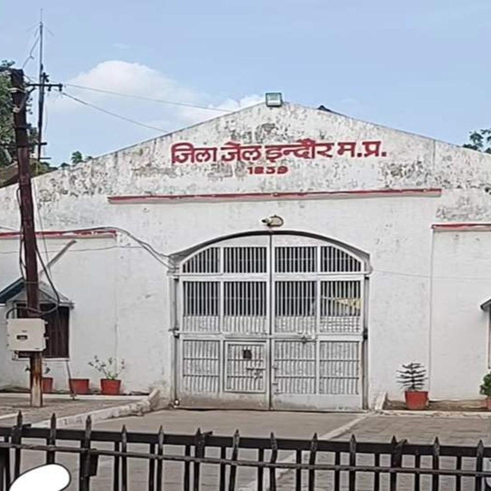 इंदौर जिला जेल में बदमाश पर चाइनीज चाकू से हमला:चेहरे पर किए 3 वार; आरोपी मुंह में छिपाकर लाया था चाकू