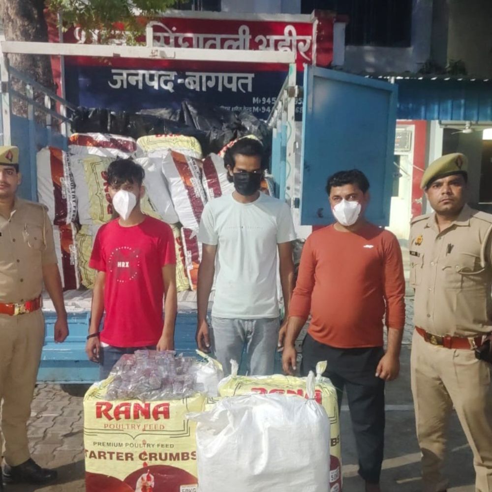 बागपत में तीन अवैध पटाखा तस्कर गिरफ्तार:39 कट्टों में भरे प्रतिबंधित पटाखे और तस्करी में इस्तेमाल पिकअप गाड़ी जब्त