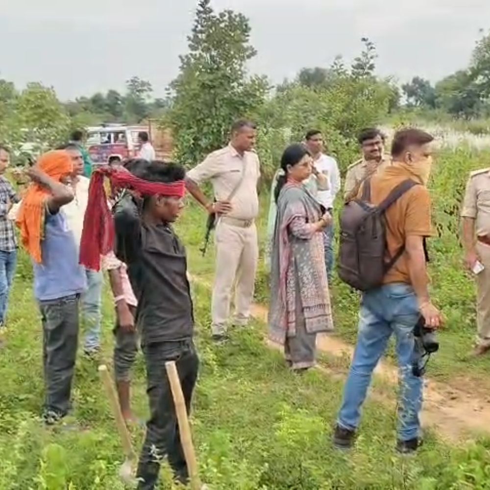 बोकारो में लापता महिला की हत्या कर शव दफनाया:आरोपी की निशानदेही पर जमीन खोदकर निकाला गया क्षत-विक्षत शव, रांची से पहुंची FSL टीम