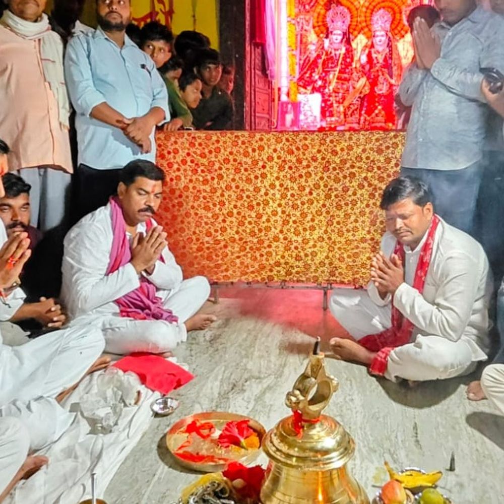 सपा सांसद आदित्य यादव ने PDA पंचायत की:सिद्ध बाबा धाम में पूजा-अर्चना कर चढ़ाया घंटा, बोले- किसानों की समस्याओं पर ध्यान देने की जरूरत