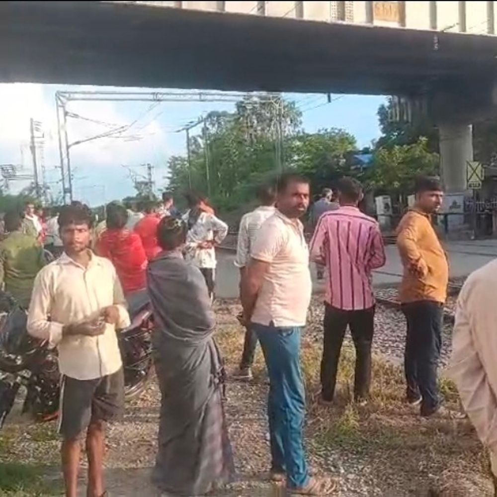 रायबरेली में नीलांचल एक्सप्रेस से कटकर महिला की मौत:लालगंज रोड क्रॉसिंग पर बैठी थी, उन्नाव से बेटे से मिलने आई थी