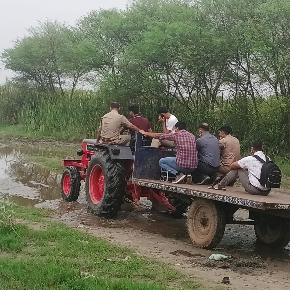 बिजनौर गंगा नदी में मिले महिला-पुरुष के शव:पुलिस ने पोस्टमार्टम के लिए भेजा, कई दिन पुराने लग रहे शवों की पहचान नहीं